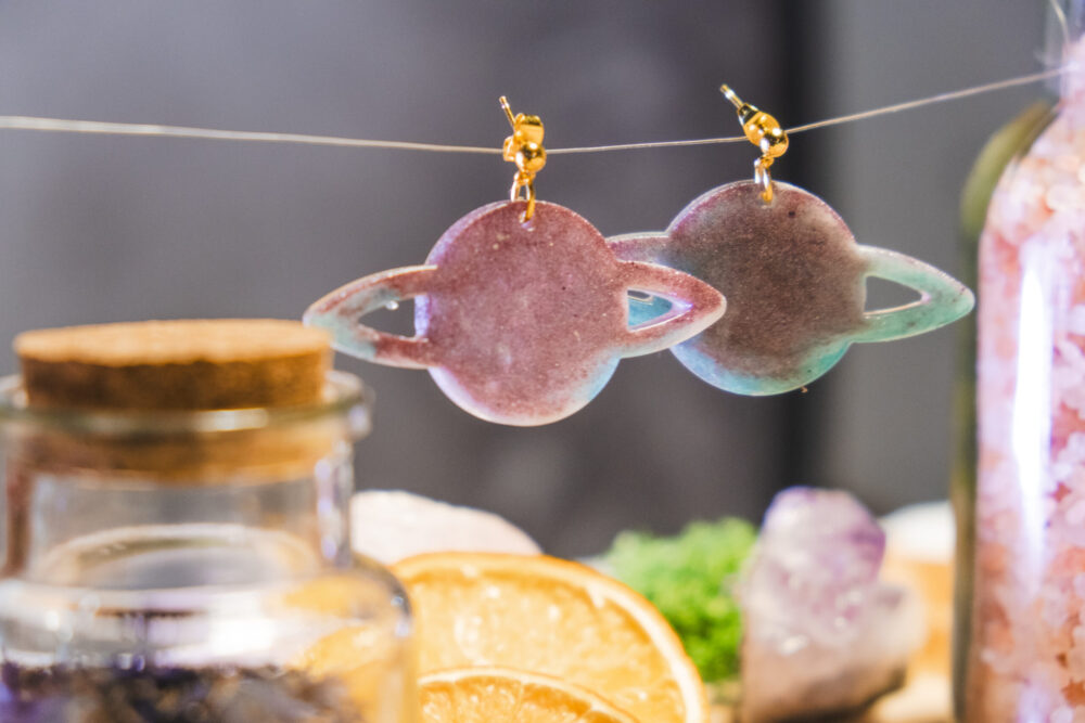 Boucles d'Oreilles en Résine : Entre Magie et Création Unique – Image 6