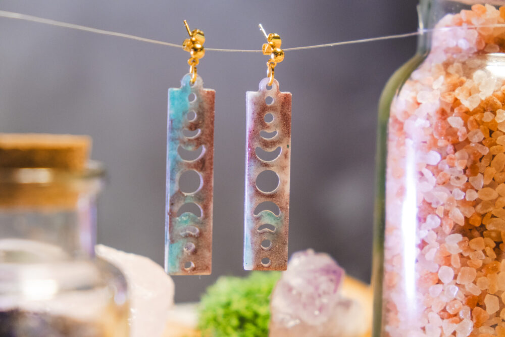 Boucles d'Oreilles en Résine : Entre Magie et Création Unique – Image 2