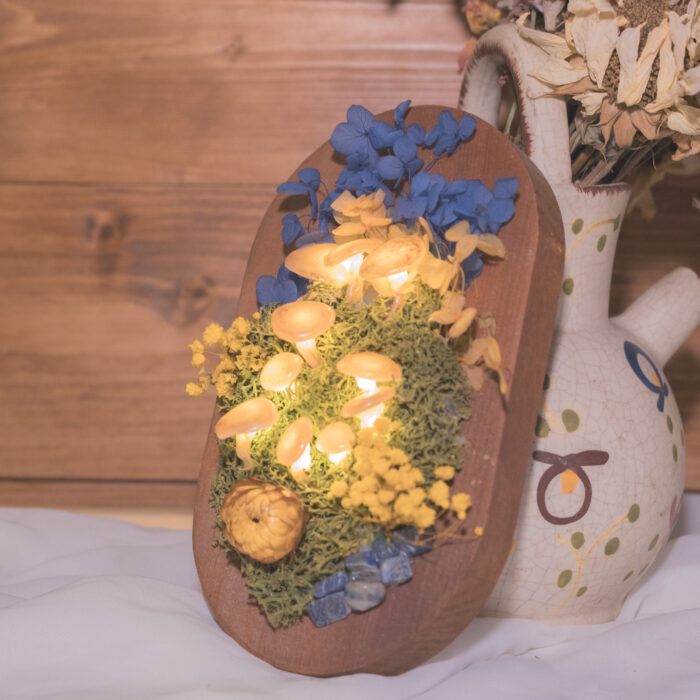 Petit cadre lumineux avec champignons et fleurs fait main