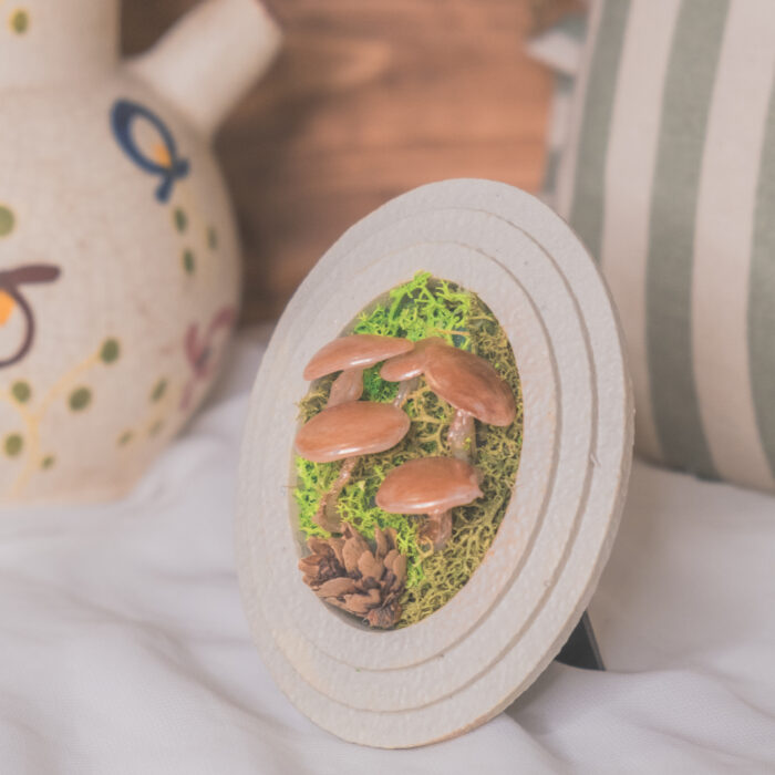 Petit cadre ornée de champignons faits main